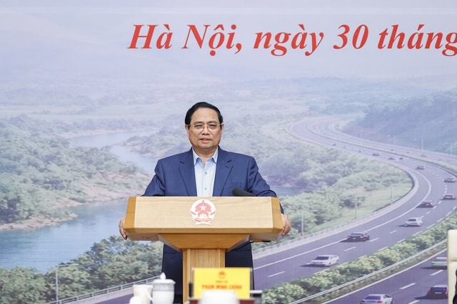 Thủ tướng đề nghị các đại biểu rà soát việc triển khai các dự án, công trình giao các địa phương thực hiện, những vướng mắc cần tháo gỡ - Ảnh: VGP/Nhật Bắc