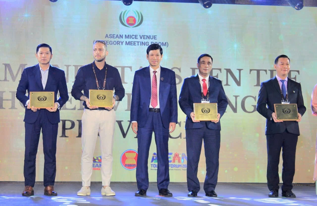 Đồng chí Phùng Đức Nhân - Phó Chủ tịch UBND Phường Cửa Lò tham dự diễn đàn và nhận danh hiệu từ ban tổ chức.