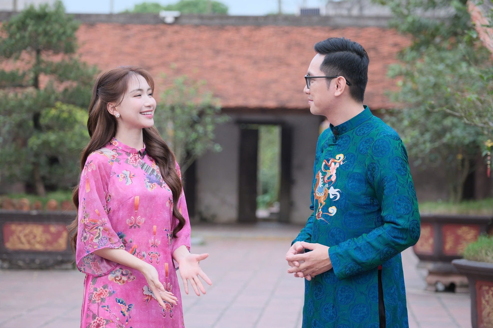 Các thành viên ekip Ban Thời sự nỗ lực thực hiện những thước phim giàu cảm xúc.