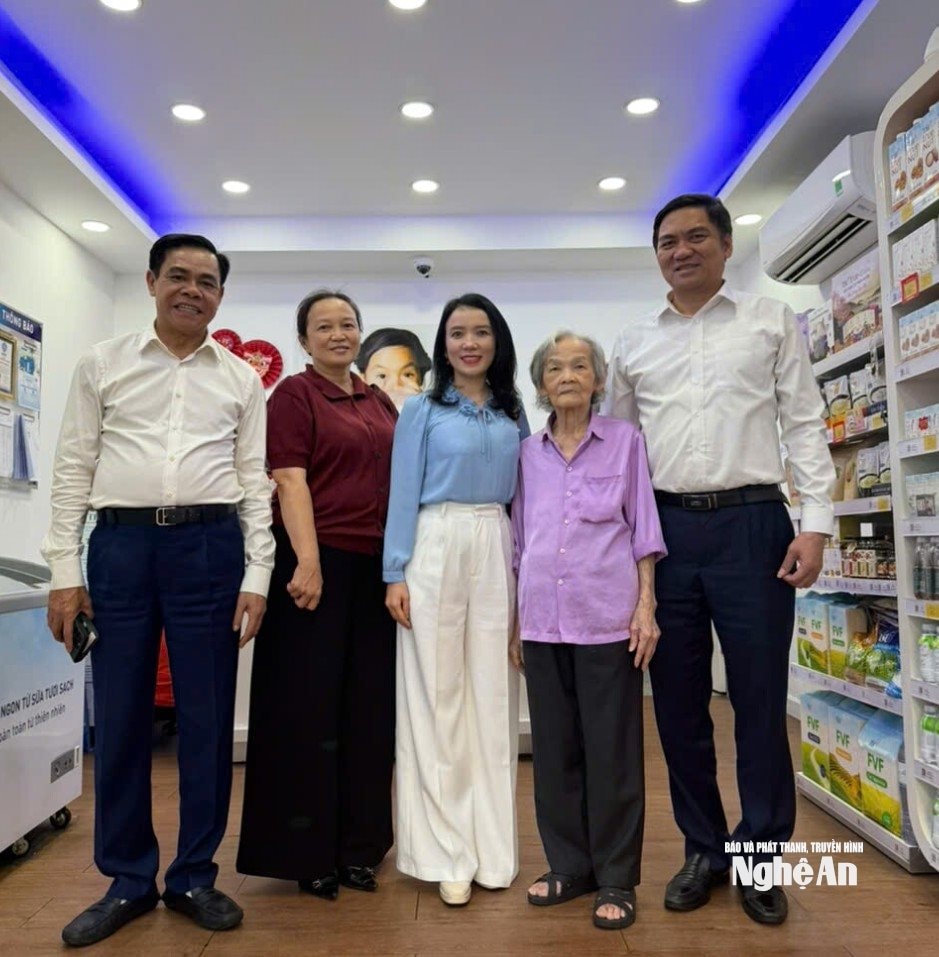 Các đồng chí lãnh đạo tỉnh thăm bà Lê Hồng Minh