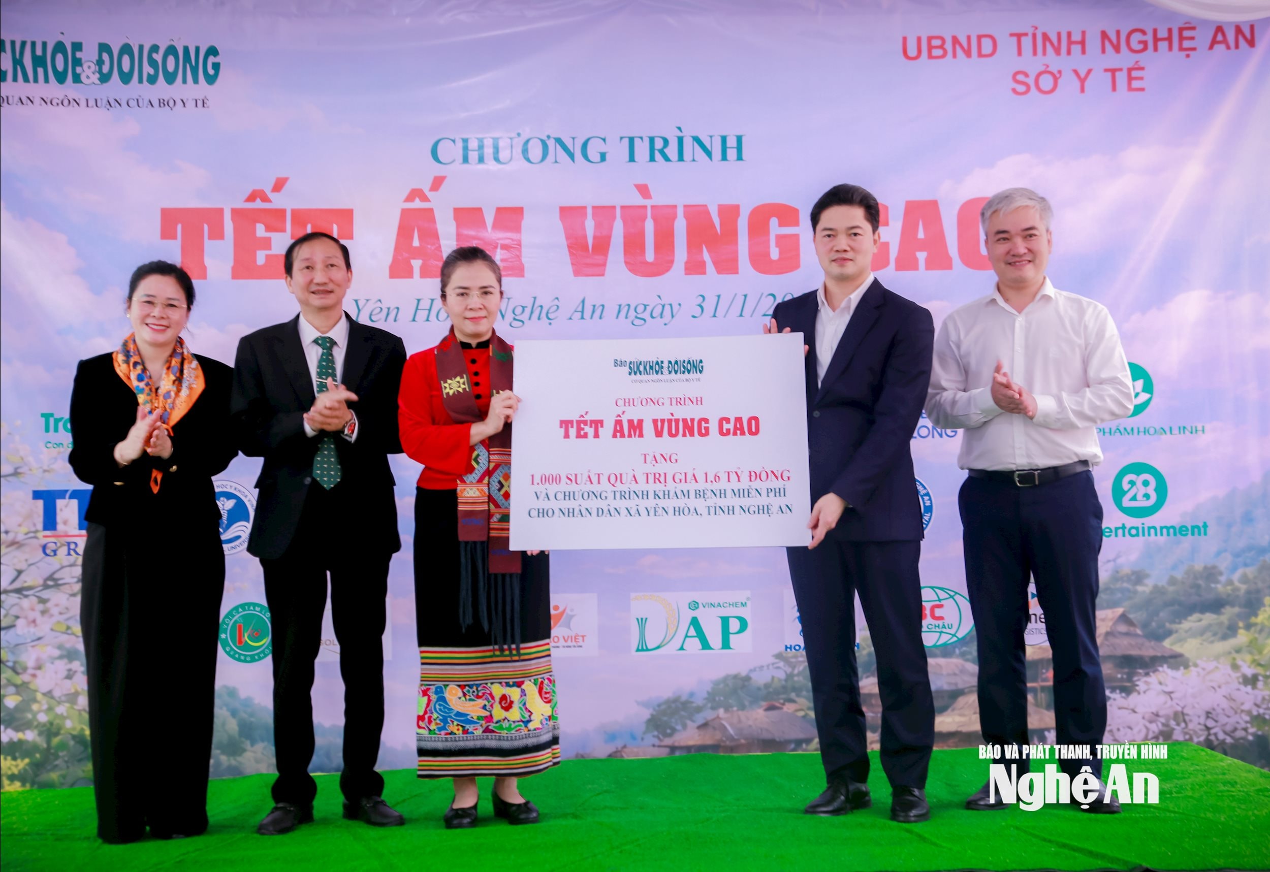 Đồng chí Vũ Mạnh Hà - Ủy viên dự khuyết Ban Chấp hành Trung ương Đảng, Thứ trưởng Thường trực Bộ Y tế trao biểu trưng chương trình cho lãnh đạo tỉnh Nghệ An. Ảnh: Thành Chung
