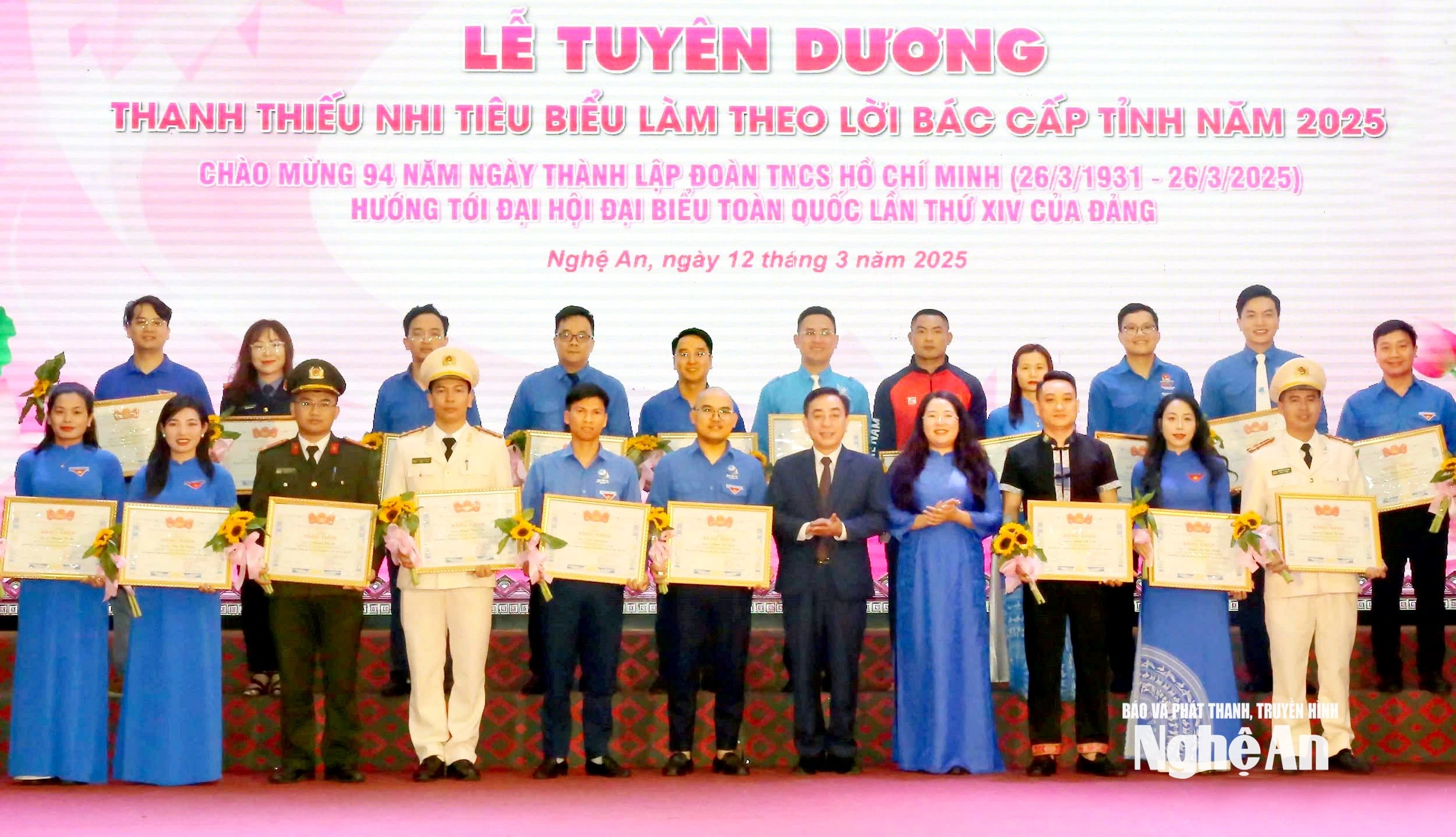 Các cá nhân đạt danh hiệu Thanh thiếu nhi tiêu biểu làm theo lời Bác năm 2025 được tuyên dương tại chương trình. Ảnh Thanh Quỳnh
