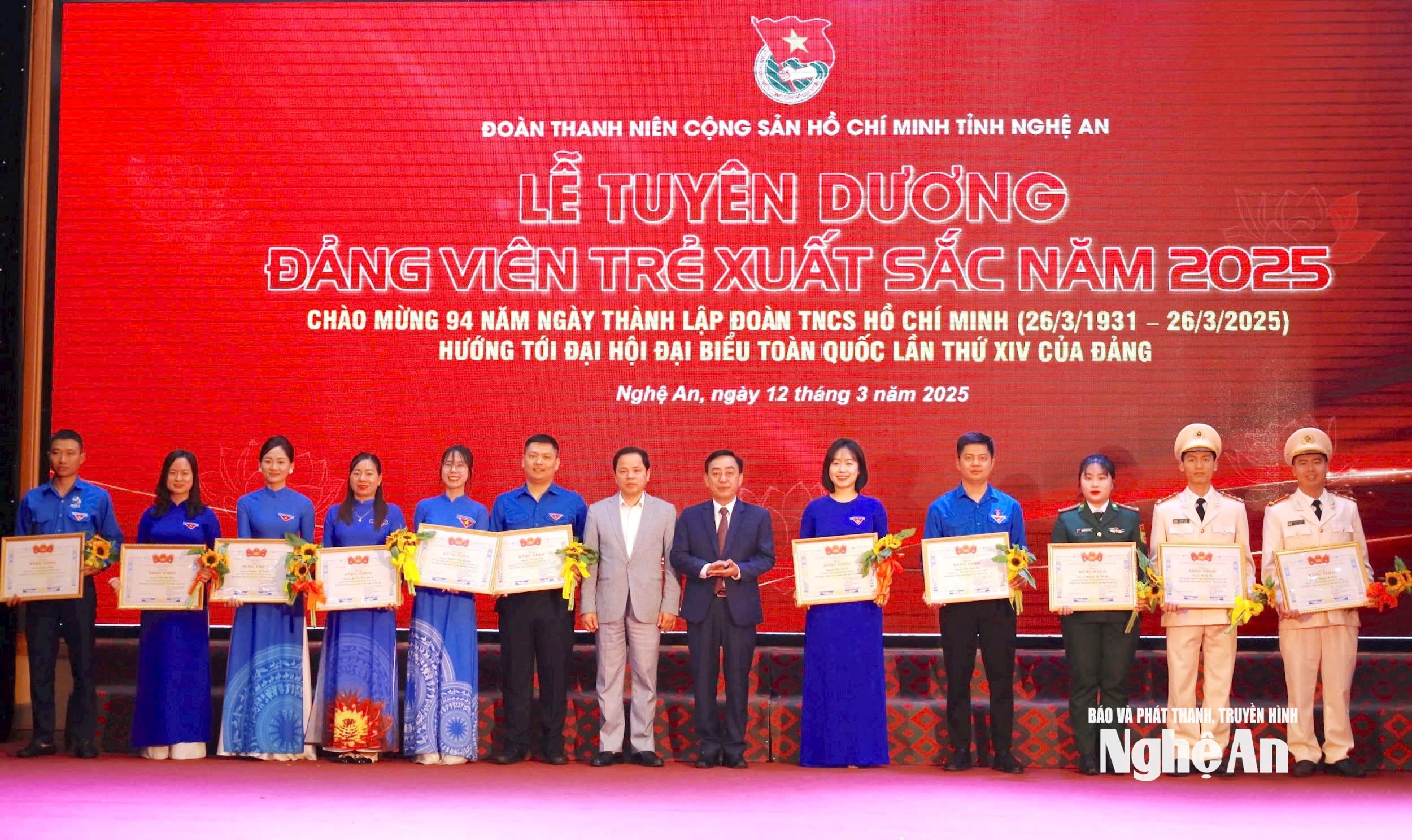 Các cá nhân tiêu biểu đạt danh hiệu Đảng viên trẻ xuất sắc năm 2025. Ảnh Thanh Quỳnh