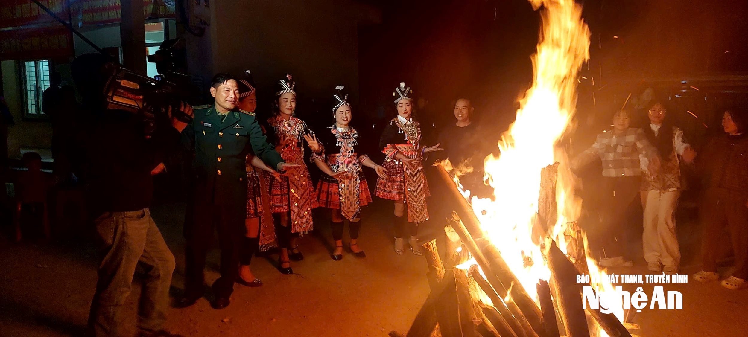 bna_can-bo-don-bien-phong-na-loi-va-nguoi-dan-don-xuan-som.-anh-ht.jpg