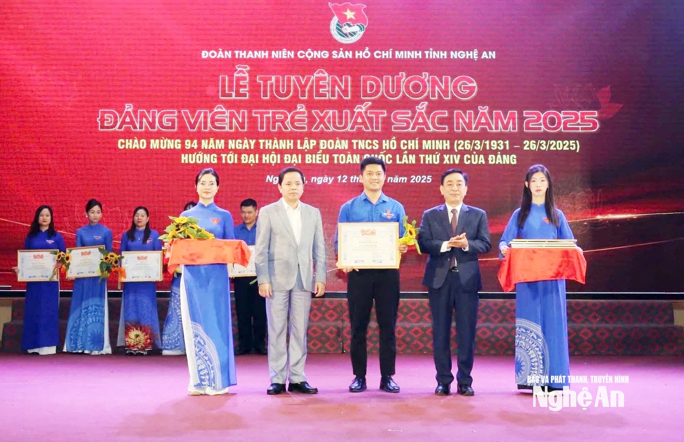 Trần Đình Huy (SN 1993) đón nhận danh hiệu Đảng viên trẻ xuất sắc cấp tỉnh năm 2025. Ảnh Thanh Quỳnh