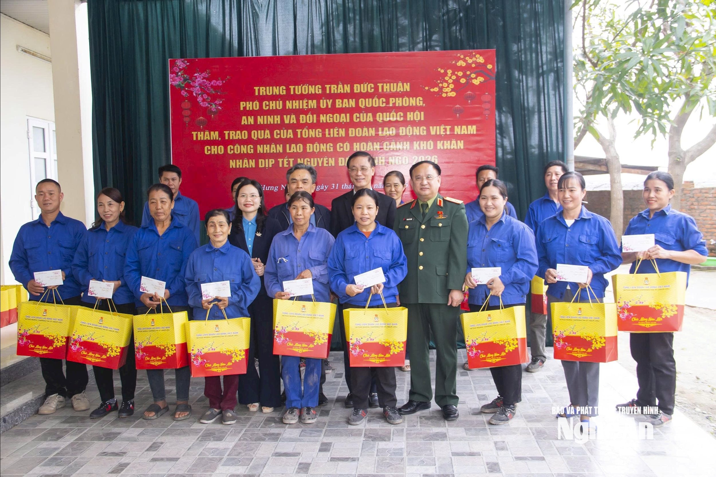 Trung tướng Trần Đức Thuận – Phó Chủ nhiệm Ủy ban Quốc phòng, An ninh và Đối ngoại của Quốc hội trao quà cho công nhân, lao động