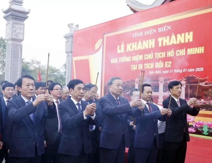 Tổng Bí thư Tô Lâm thắp hương và dự khánh thành nhà tưởng niệm Chủ tịch Hồ Chí Minh tại đồi E2, tỉnh Điện Biên. Ảnh: Cổng thông tin Đảng Cộng sản