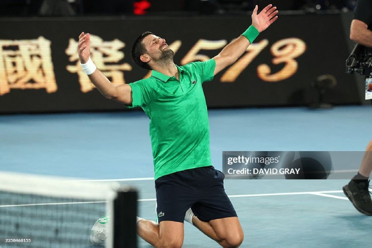 Novak Djokovic ăn mừng chiến thắng kịch tính trước Jannik Sinner tại bán kết Australian Open 2026