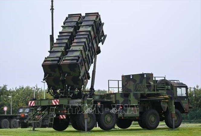 Hệ thống tên lửa Patriot triển khai tại sân bay ở Cologne-Wahn, Đức