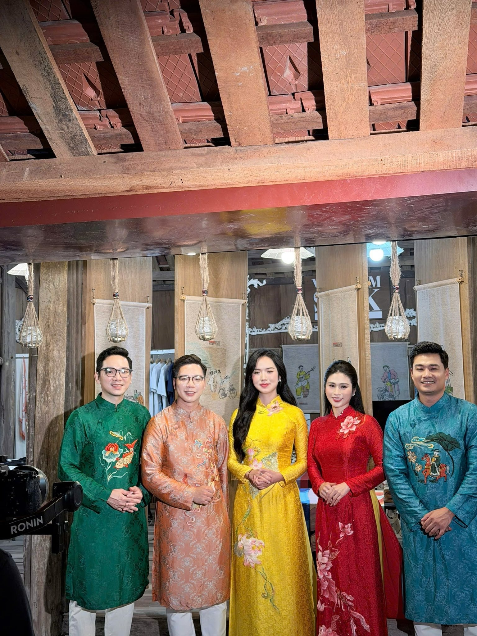Các MC của Chiều cuối năm trong một set quay chung.