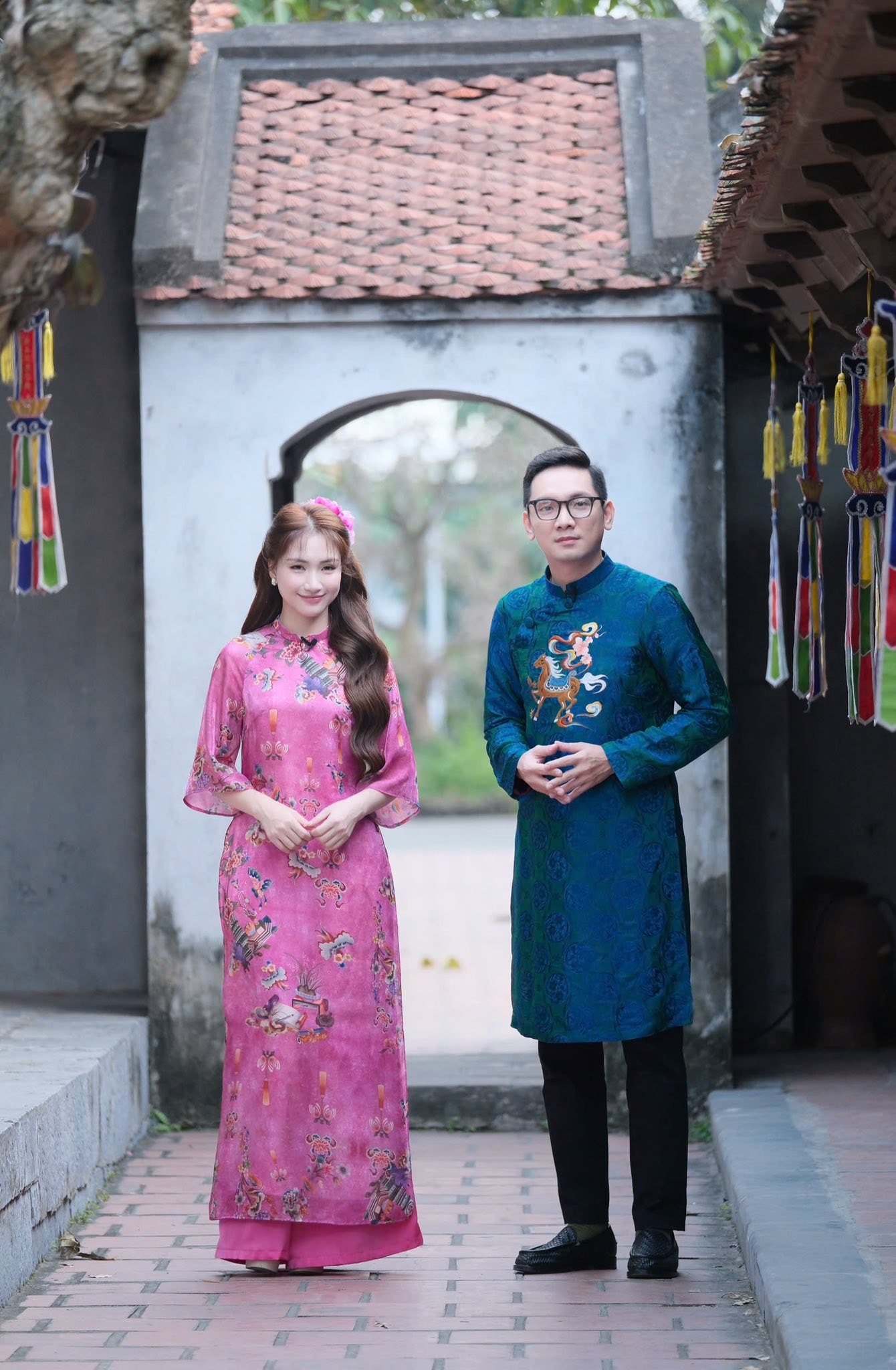 MC Minh Long trò chuyện cùng ca sĩ Hòa Minzy tại Bắc Ninh.