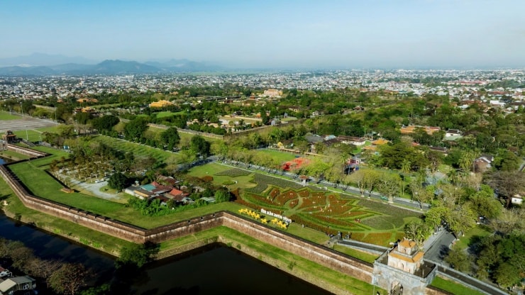 Toàn cảnh đóa sen khổng lồ được kết từ hàng vạn chậu hoa tại sân Hàm Nghi, Huế.