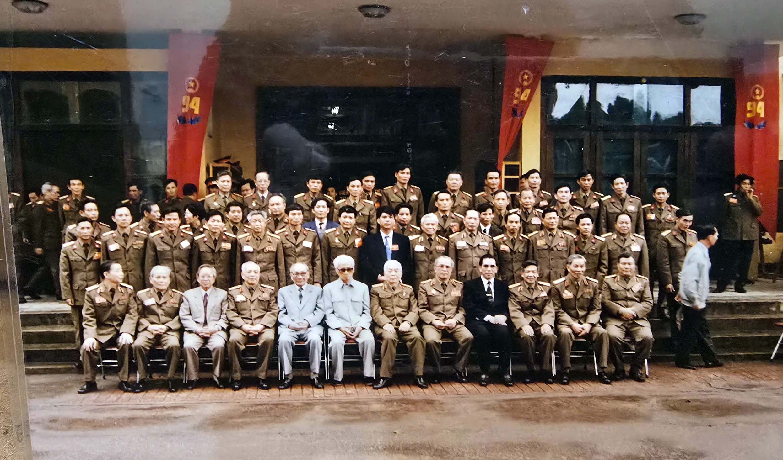 Thiếu tướng Nguyễn Xuân Chí (hàng 2, thứ 9 từ trái sang) cùng các đại biểu tại Đại hội Thi đua yêu nước của Quân đội năm 1994. Ảnh NVCC