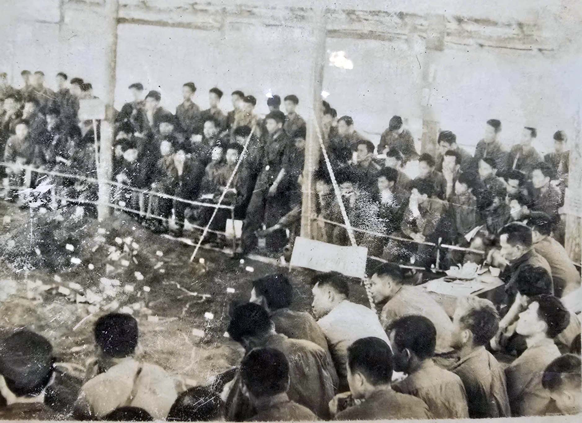 Thiếu tướng Nguyễn Xuân Chí (tay cầm thước) cùng đơn vị trong những ngày chuẩn bị cho các chiến dịch quan trọng năm 1975. Ảnh NVCC