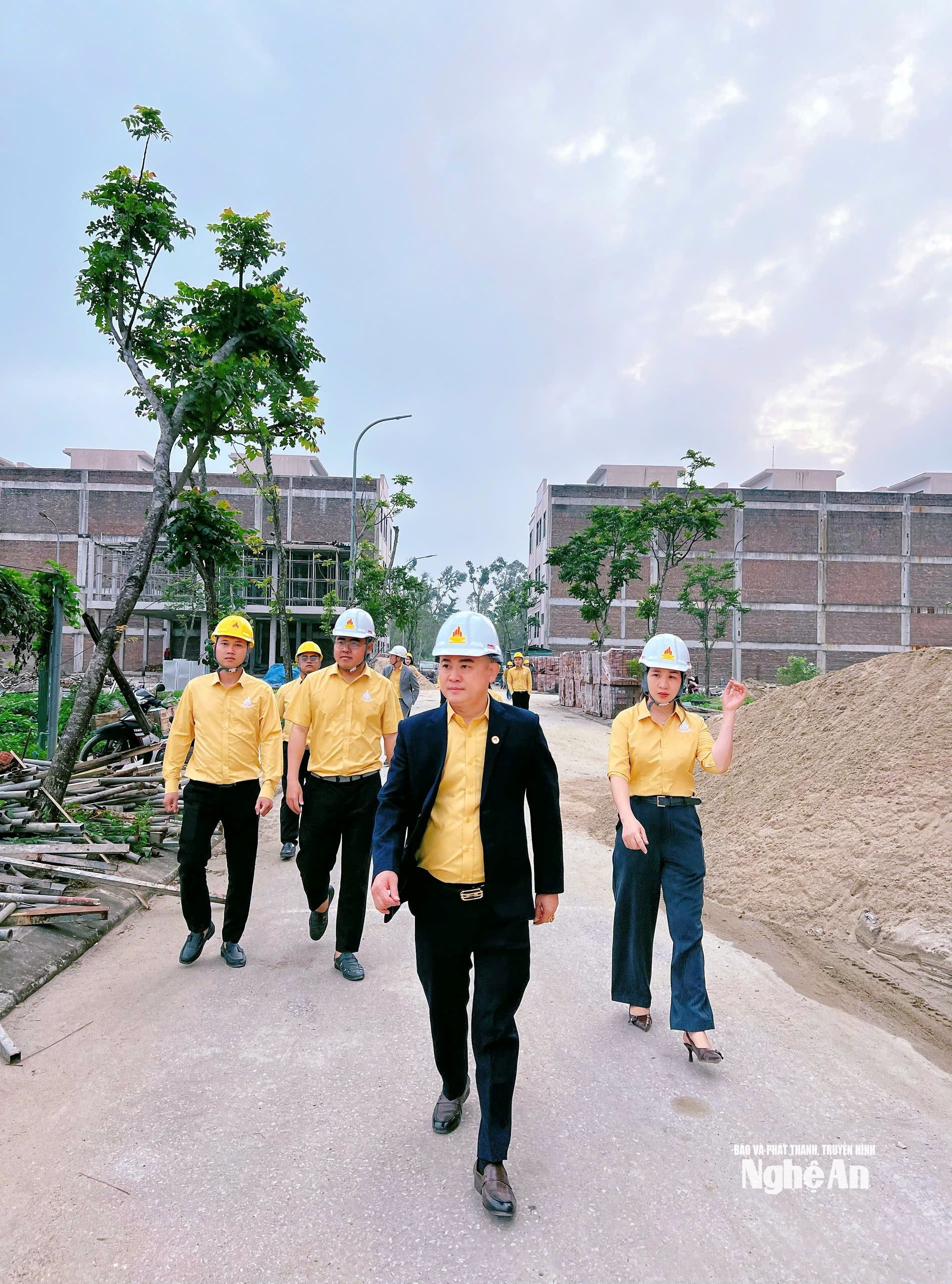 Ban lãnh đạo và nhân viên công ty đi kiểm tra các công trình công ty đang xây dựng. Ảnh PV