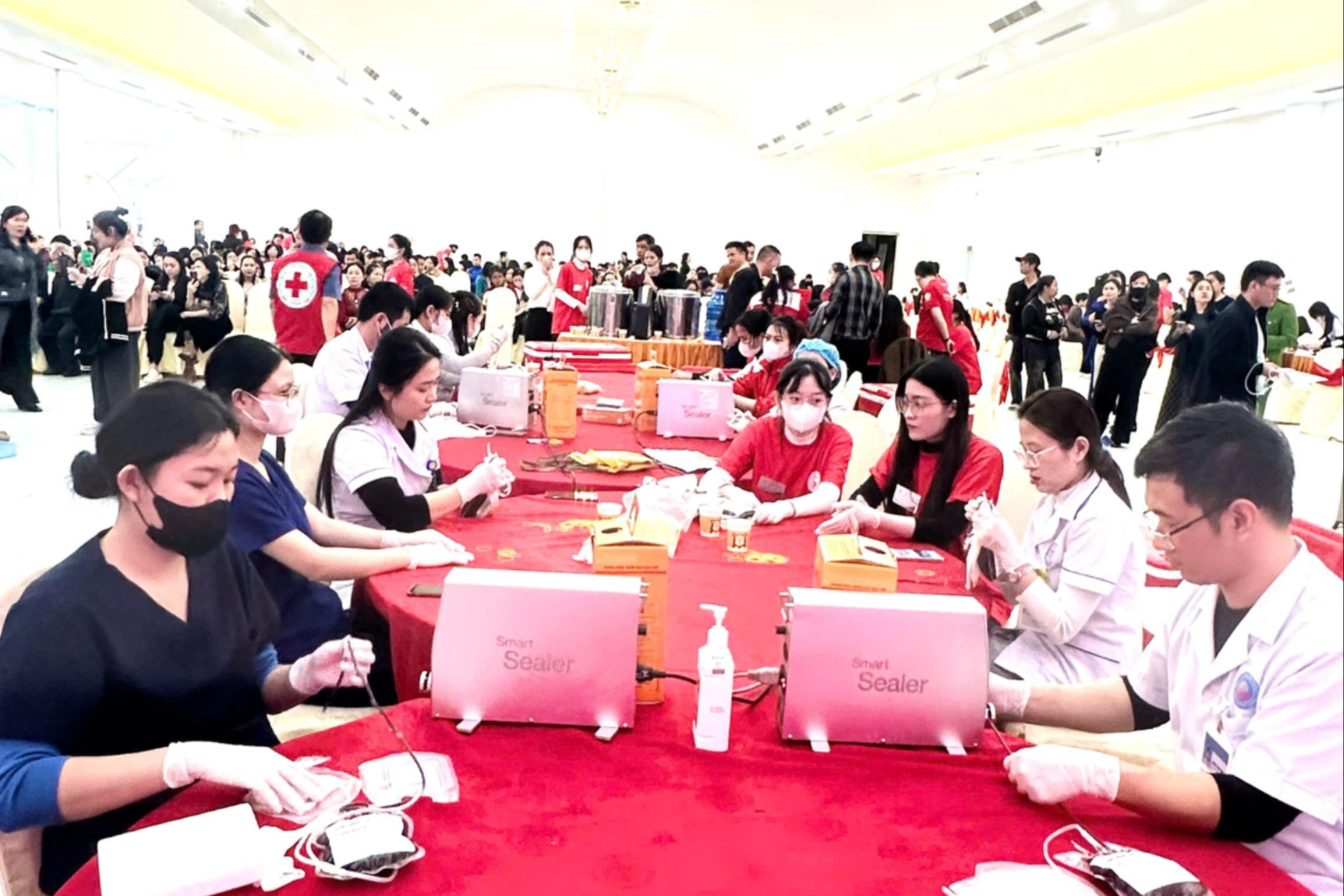 bna_-cac-nhan-vien-trung-tam-huyet-hoc-kiem-tra-phan-loai-mau-truoc-di-dua-ve-kho-du-tru-e4dbf0059f745e0c24216167b63052d8(1).jpg