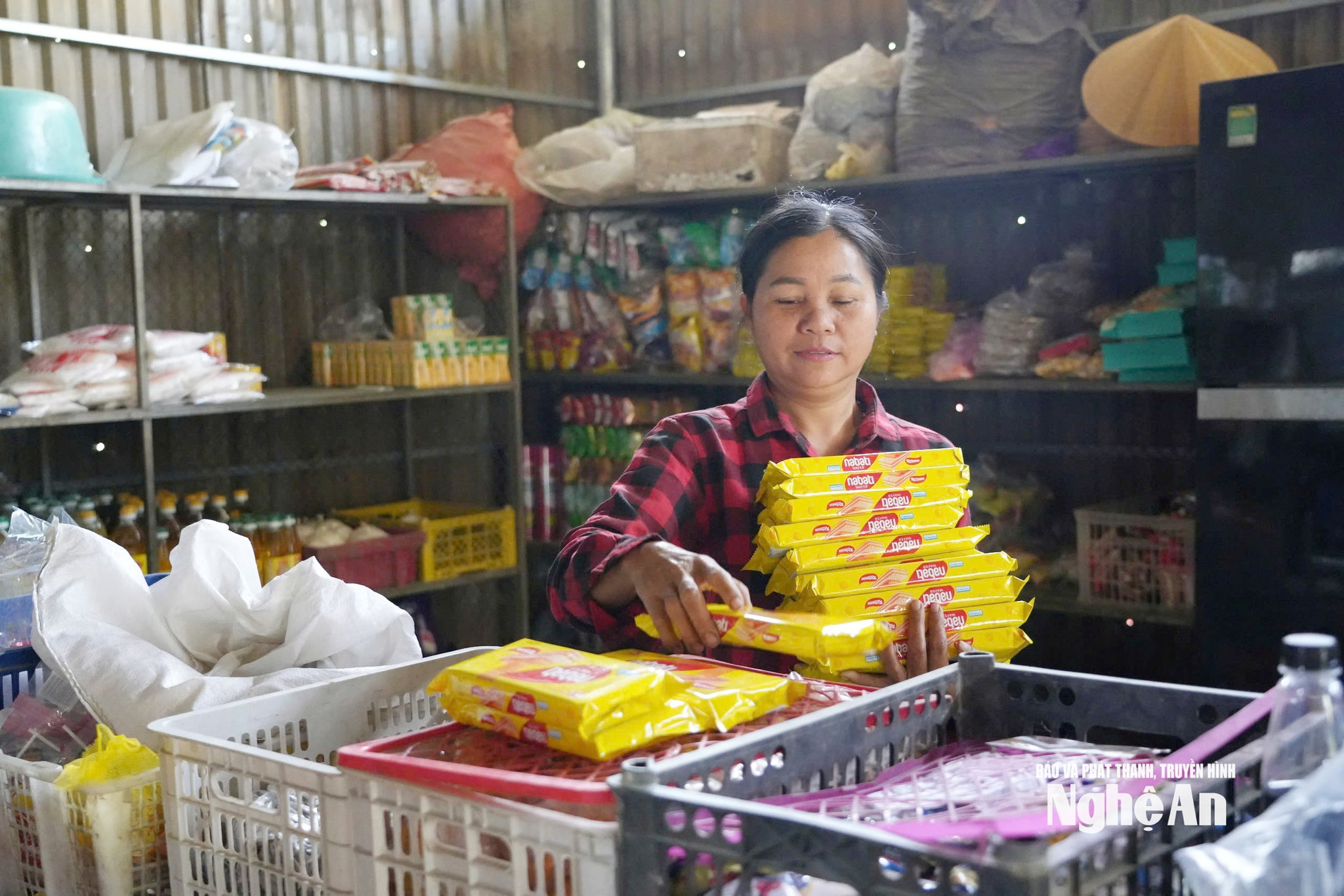 Chị Chương Thị Lập là đảng viên năng động trong phát triển kinh tế ở bản Búng. Ảnh TP