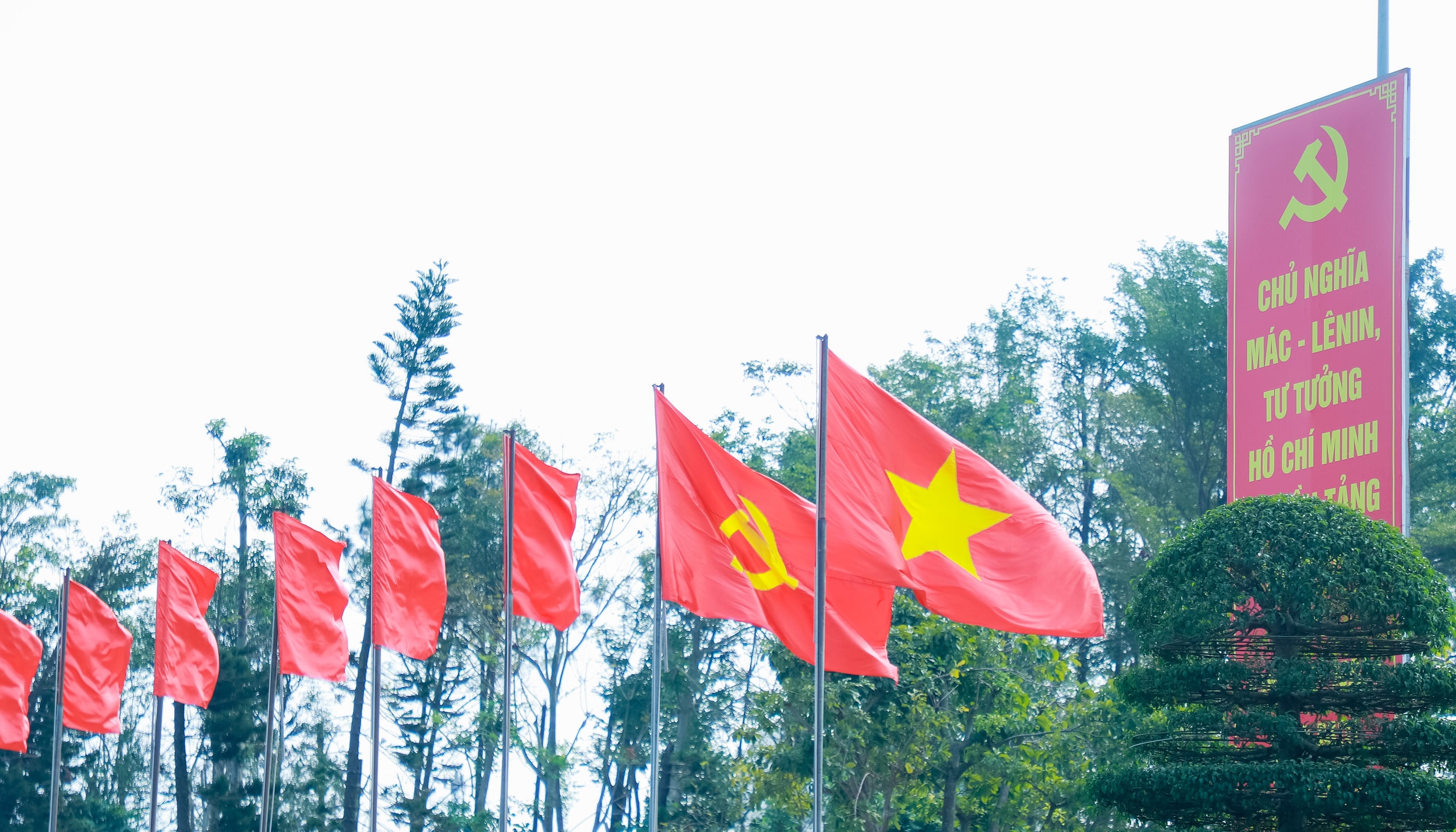 Xuân mới, Đảng thêm tuổi mới, tinh thần đổi mới, khát vọng phát triển và ý chí vươn lên mạnh mẽ ngày thêm lan tỏa, dẫn dắt quê hương Chủ tịch Hồ Chí Minh vững bước tiến vào kỷ nguyên vươn mình của dân tộc. Ảnh: Thành Duy