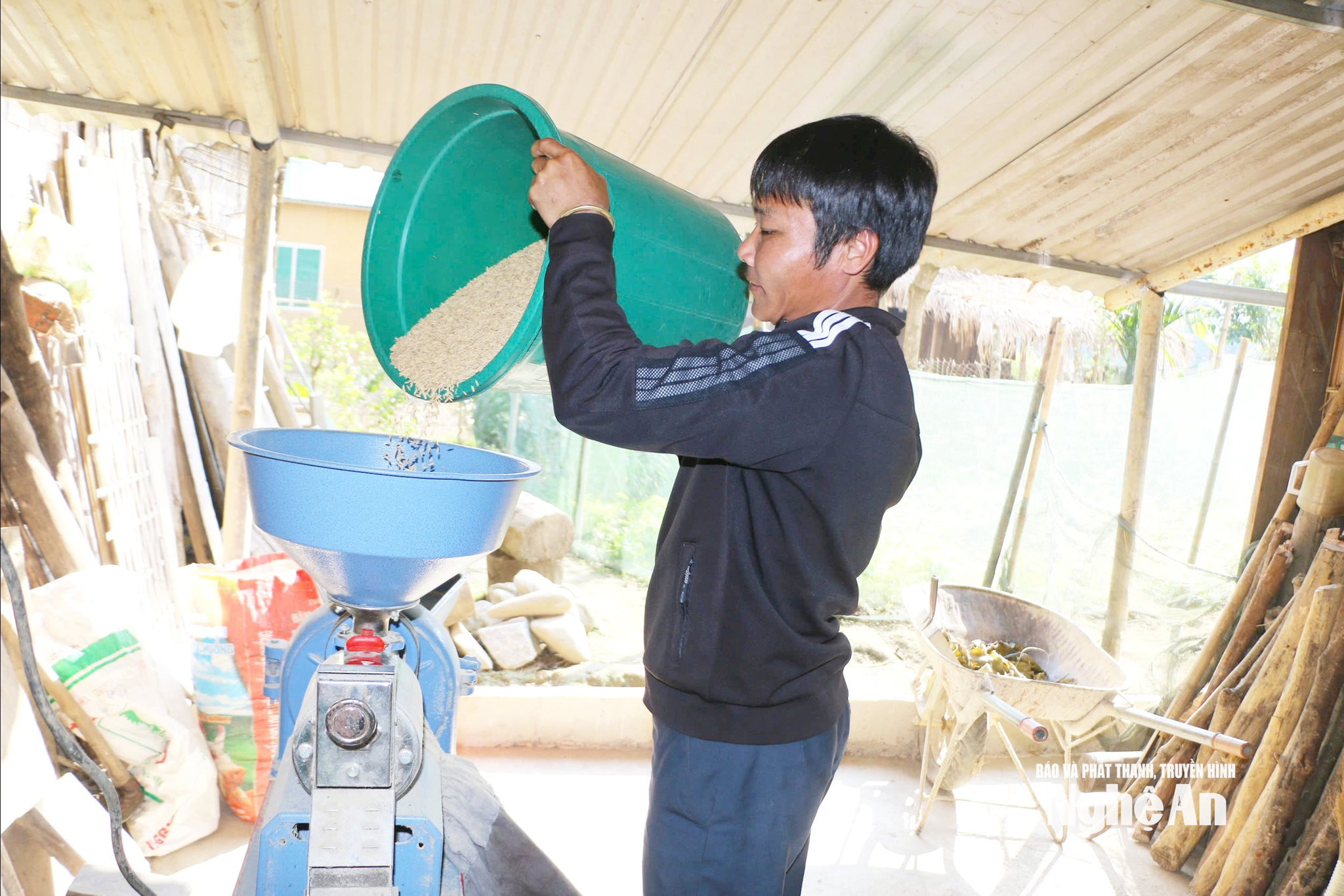 Ông Lương Văn Cang- Bí thư chi bộ bản Búng cũng là đầu tàu trong phát triển kinh tế.