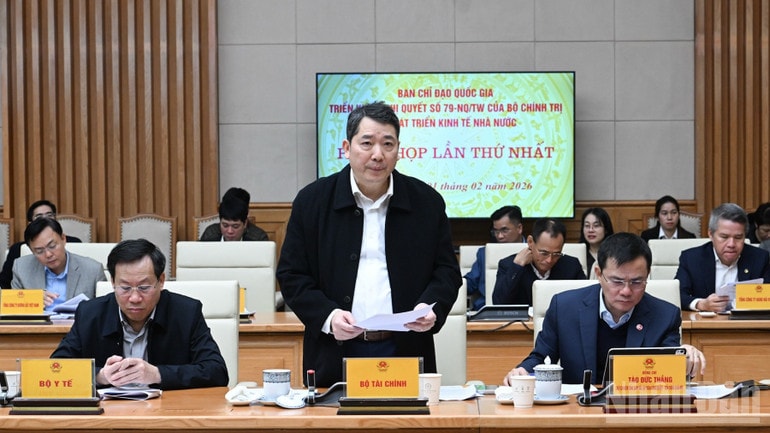 Lãnh đạo Bộ Tài chính báo cáo tại phiên họp. (Ảnh: Trần Hải) ndo_br_a5-7284.jpg