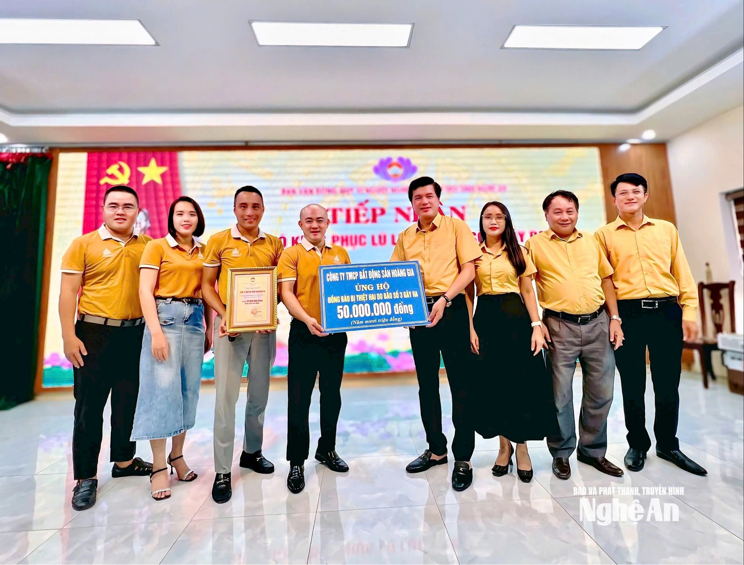 Công ty TMCP Bất động sản Hoàng Gia ủng hộ đồng bào bị thiệt hại lũ lụt do cơn bão số 3 gây ra. Ảnh PV
