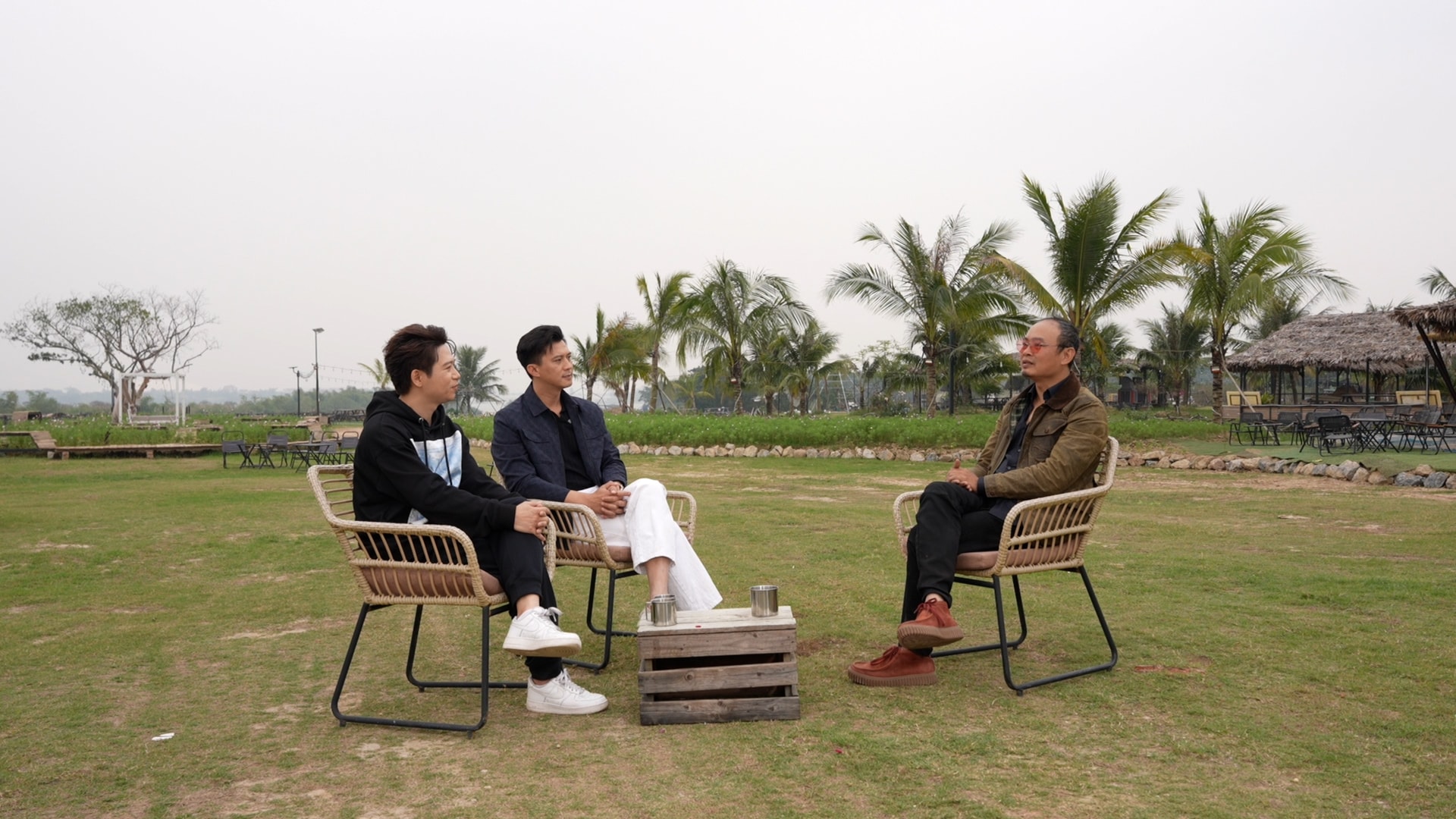 Talkshow Vạn dặm cùng con với sự tham gia của đạo diễn Nguyễn Mạnh Hà, ca nhạc sĩ Đỗ Hoàng Hiệp và diễn viên Hà Việt Dũng