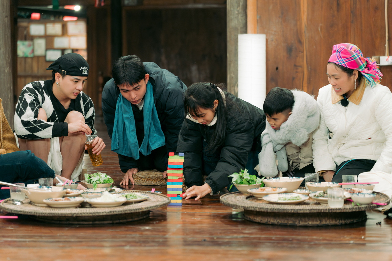 Các thành viên cùng chơi rút gỗ tại Bản Liền