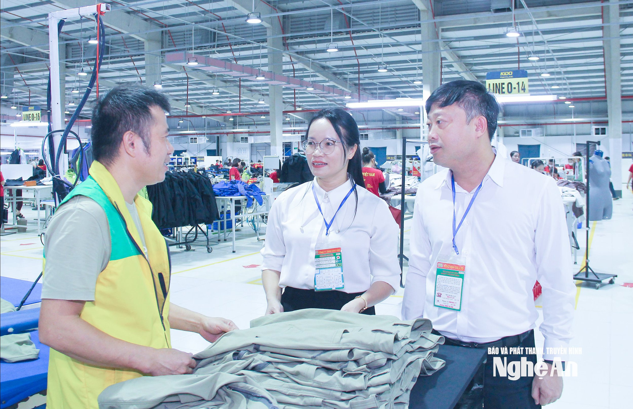  Cán bộ xã Thuần Trung tìm hiểu điều kiện làm việc và thu nhập của người lap động tại cơ sở may mặc trên địa bàn. Ảnh- Mai Hoa
