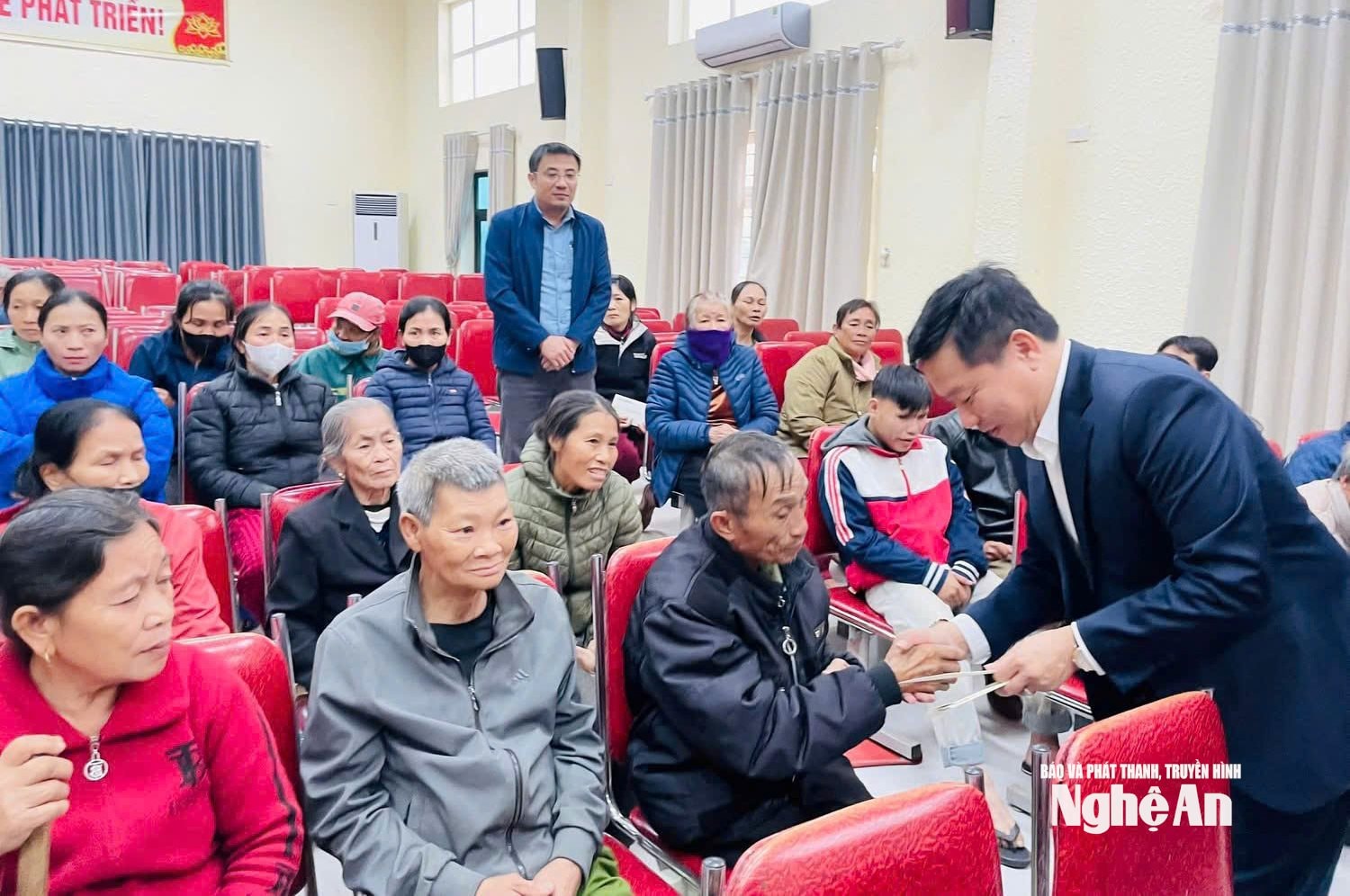 Phó Chủ tịch UBND tinh Hoàng Phú Hiền tặng quà cho các hộ dân có hoàn cảnh khó khăn ở xã Đông Hiếu. Ảnh: PV