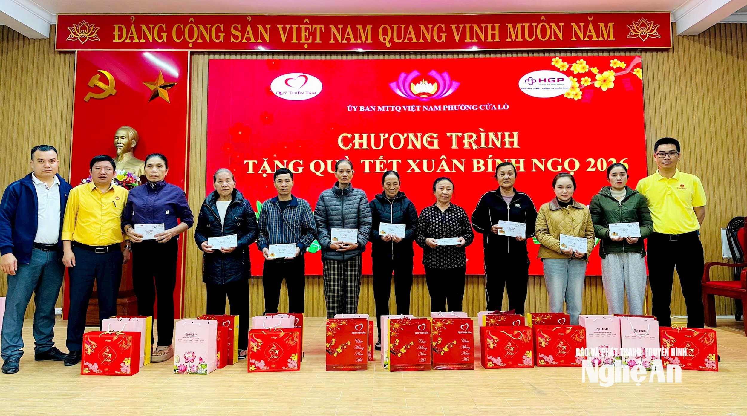  trao quà hộ nghèo
