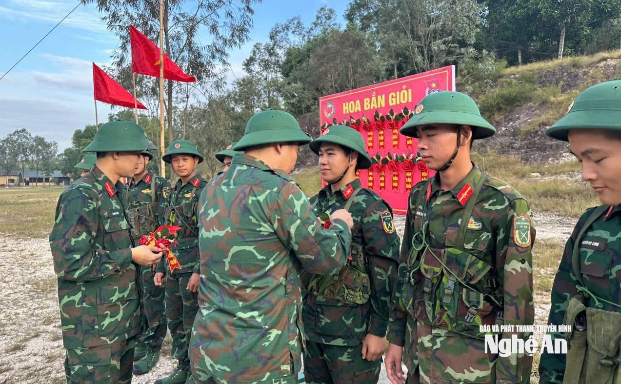 Chúng tôi nhận Hoa bắn giỏi trên thao trường. Ảnh tác giả cung cấp
