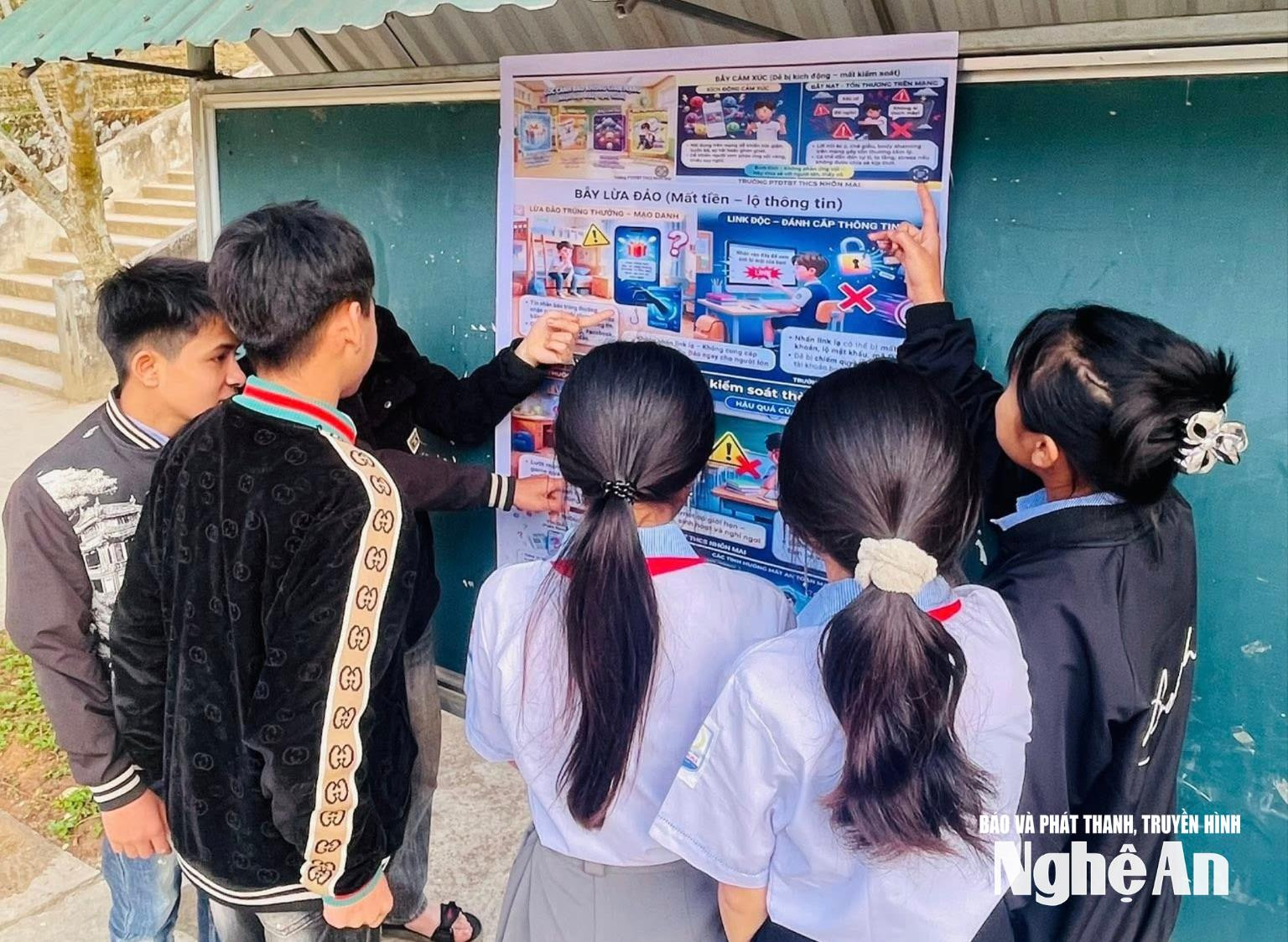 bna_hoc-sinh-truong-pt-dtbt-thcs-nhon-mai-tim-hieu-cac-thong-tin-ve-an-toan-mang.-anh-mh-693b1b5204f530d7f9cca60bf510f458.jpg