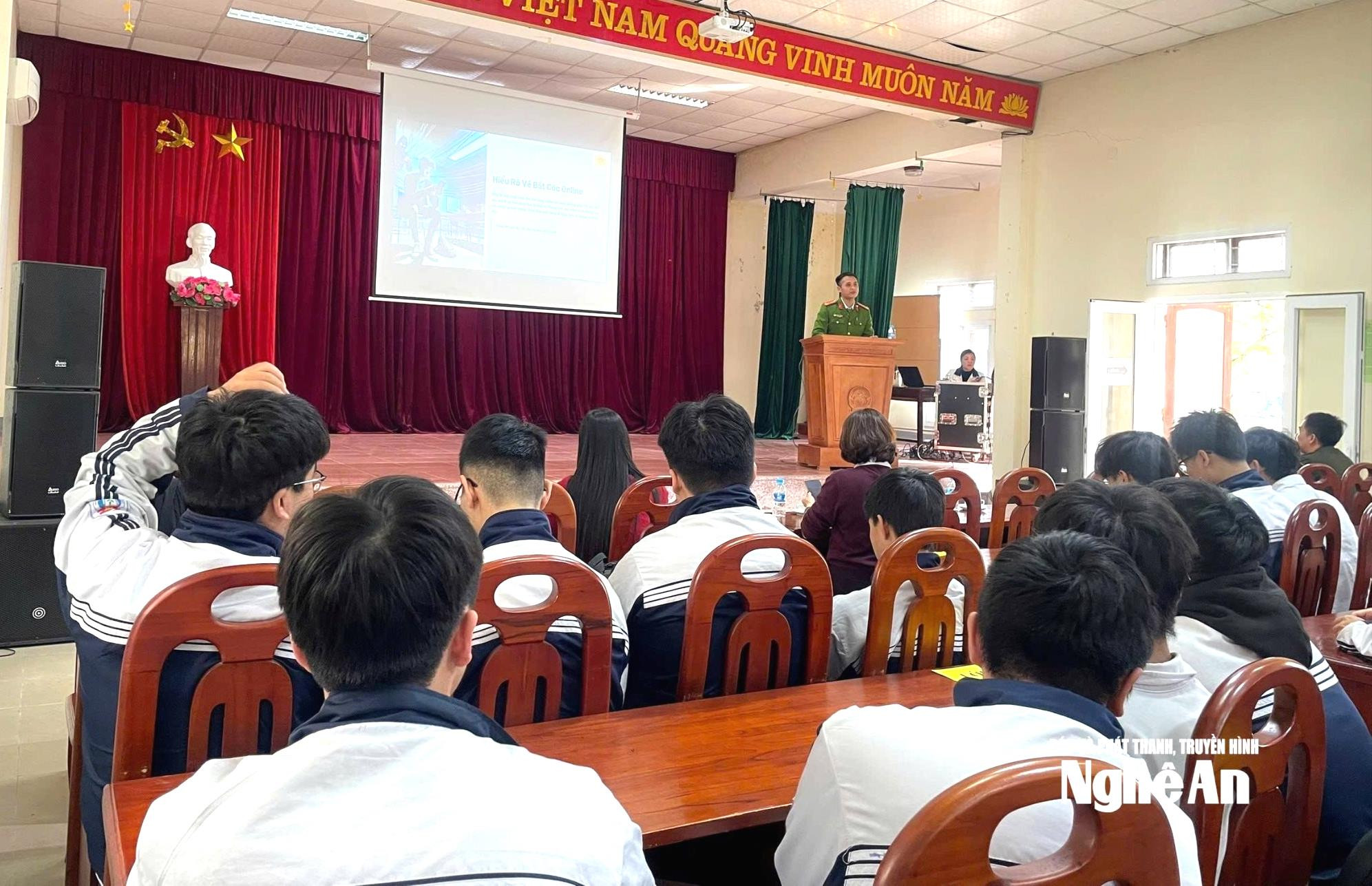 bna_hoc-sinh-truong-thpt-huynh-thuc-khang-tim-hieu-ve-van-de-bat-coc-tren-khong-gian-mang.-anh-my-ha.jpg