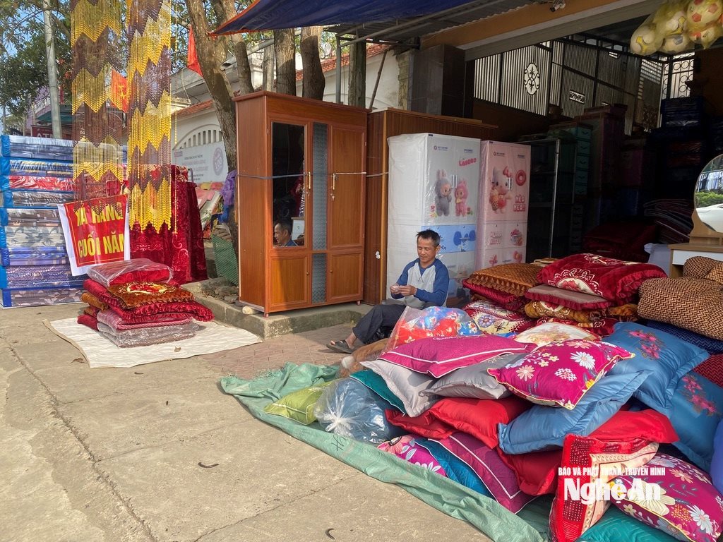 Chăn ga gối đệm bán xả hàng ở xã Tân Kỳ không có nguồn gốc xuất xứ. Ảnh: Văn Trươ
