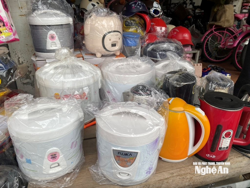 Mặt hàng nồi cơm điện ở chợ Hoà Bình xã Tương Dương hầu hết không có bảo hành Ảnh: Hải An