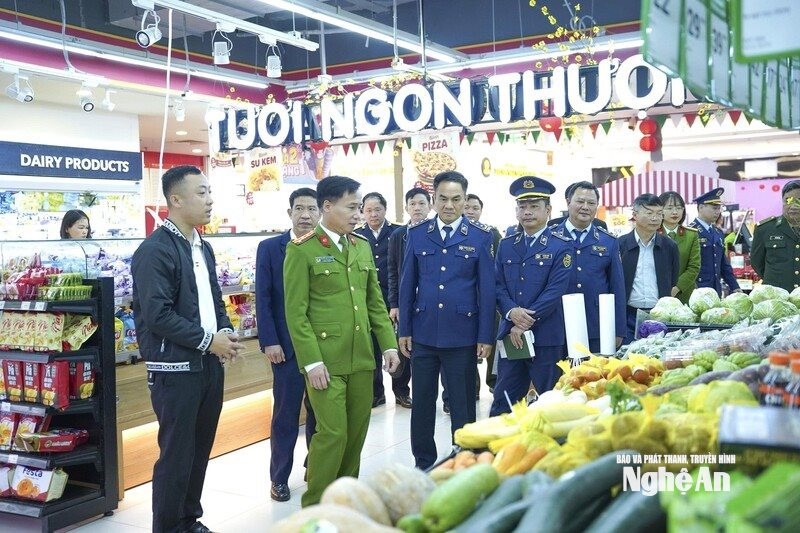 Đoàn liên ngành của tỉnh kiểm tra công tác quản lý thị trường tại tuyến QL 7. Ảnh: PV
