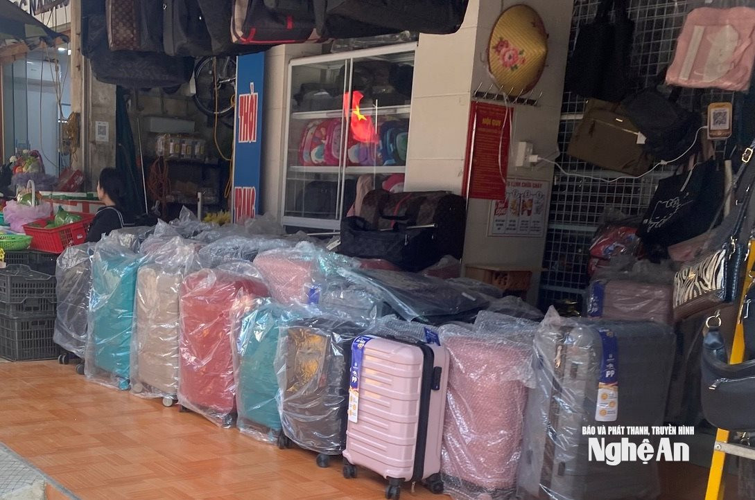 Môt cửa hàng bản sản phẩm va li kéo ở xã Nghi Lộc không có nguồn gốc xuất xứ. Ảnh: Hải An