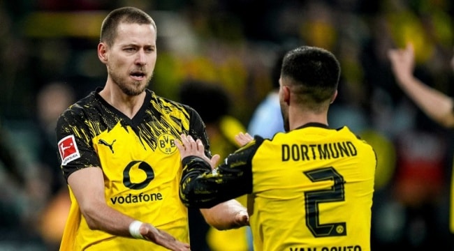 Waldemar Anton ghi bàn cho Dortmund.