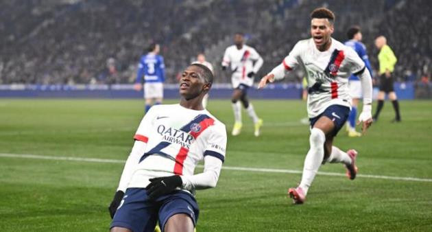 Strasbourg gây nhiều khó khăn cho PSG trong hiệp một.