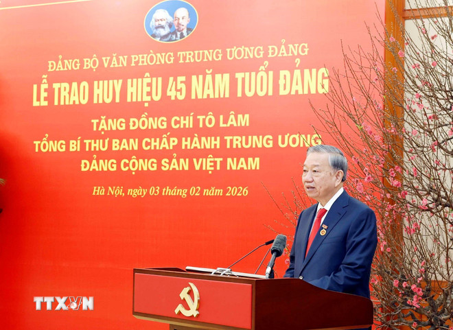 ttxvn-le-trao-huy-hieu-45-nam-tuoi-dang-tang-tong-bi-thu-to-lam-03-6.jpg