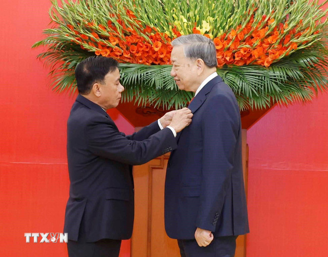 ttxvn-le-trao-huy-hieu-45-nam-tuoi-dang-tang-tong-bi-thu-to-lam-03-1.jpg
