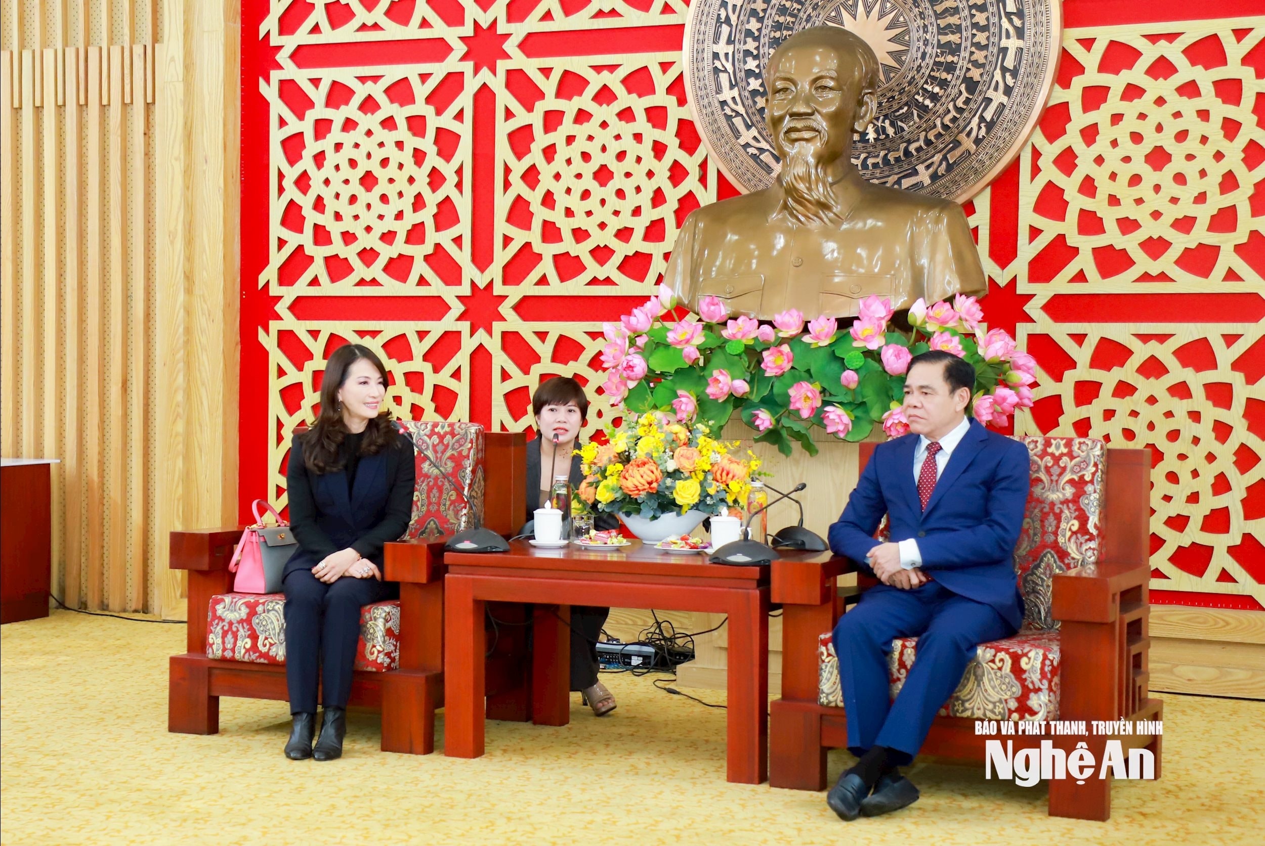 La signora Jareeporn Jarukornsakul, direttrice generale del Gruppo WHA, ha sottolineato che Nghe An è una località chiave per gli investimenti del Gruppo in Vietnam. (Foto: Thanh Duy)