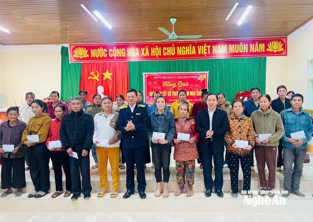  Đoàn công tác tặng quà