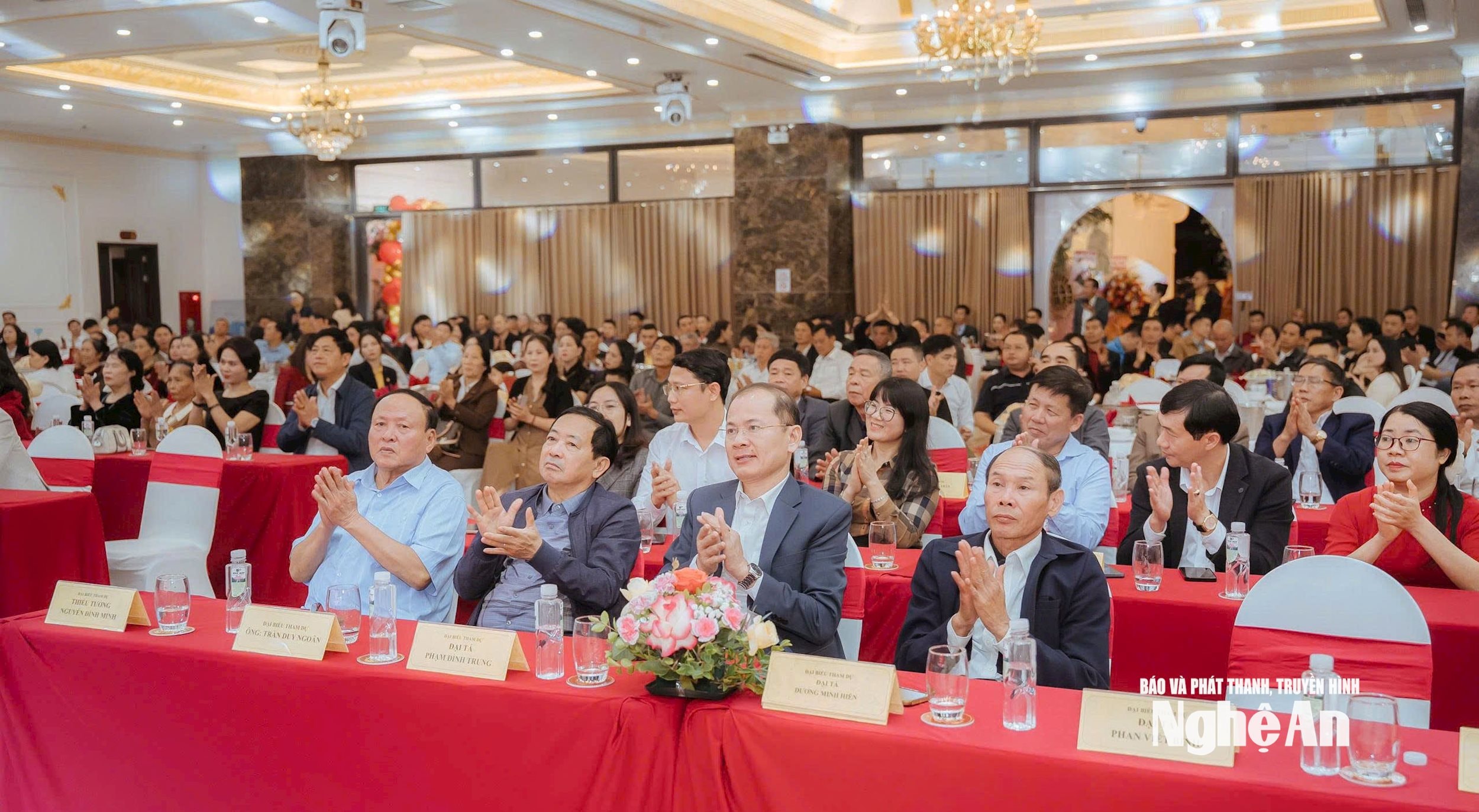 Các đại biêu tham dự lễ kỷ niệm 5 năm Công ty Cổ phần Thương mại ô tô và Bất động sản Hoàng Gia. Ảnh: PV