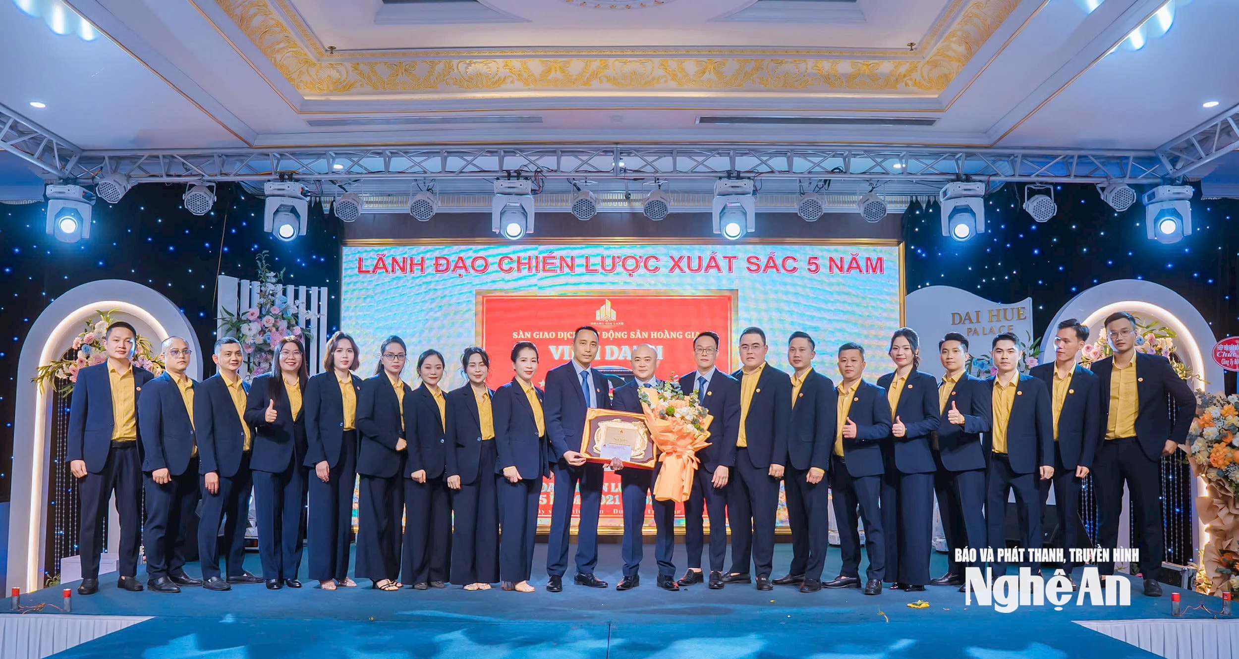 Nguyên thiếu tướng Nguyễn Đình Minh tặng hoa cho ông Lê Anh Tuấn nhân kỷ niệm 5 năm thành lập công ty. Ảnh: PV