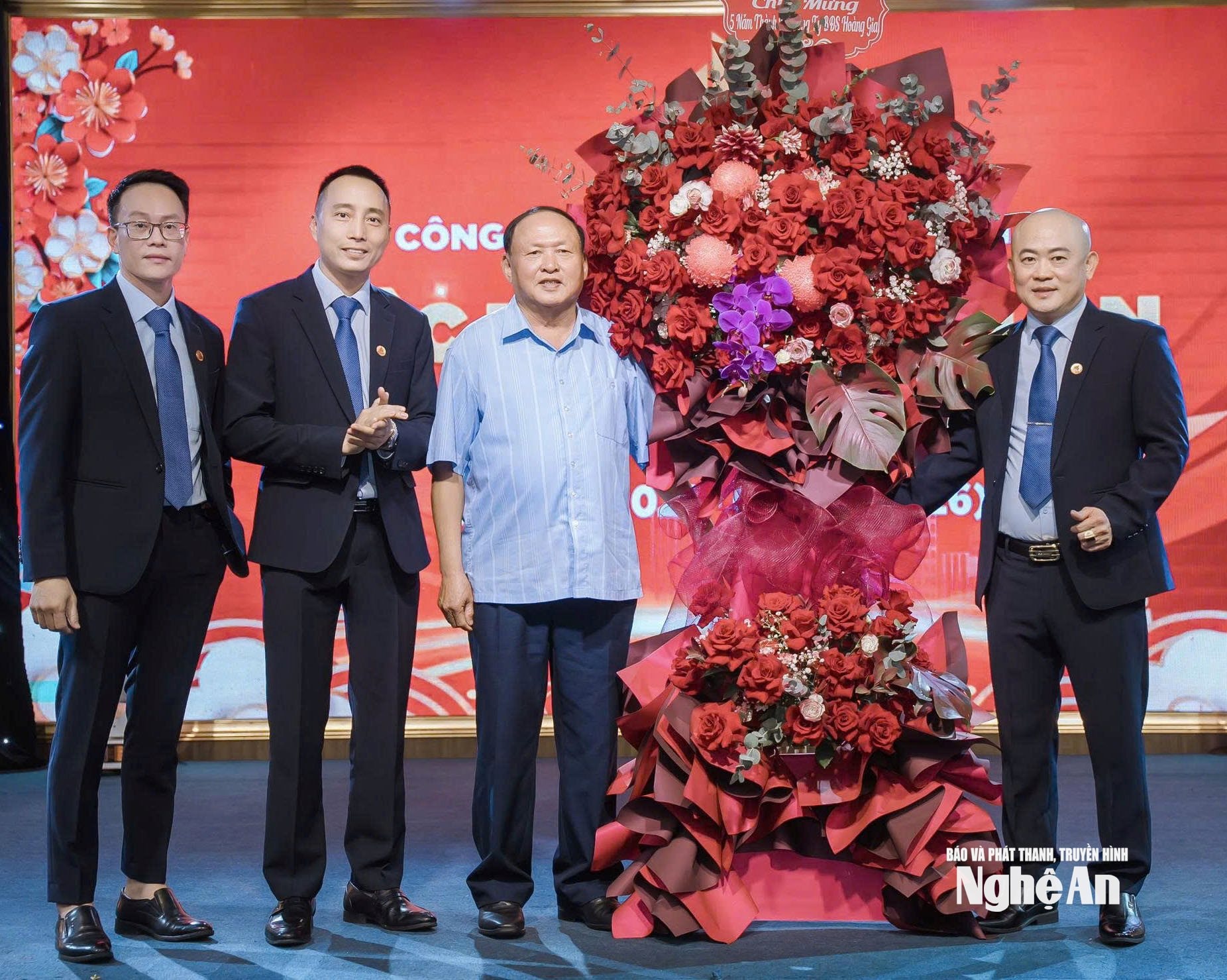 Tập thể cán bộ công nhân viên trao Bằng khen, tặng hoa cho chủ tịch Hội đồng quản trị Lê Anh Tuấn. Ảnh: PV