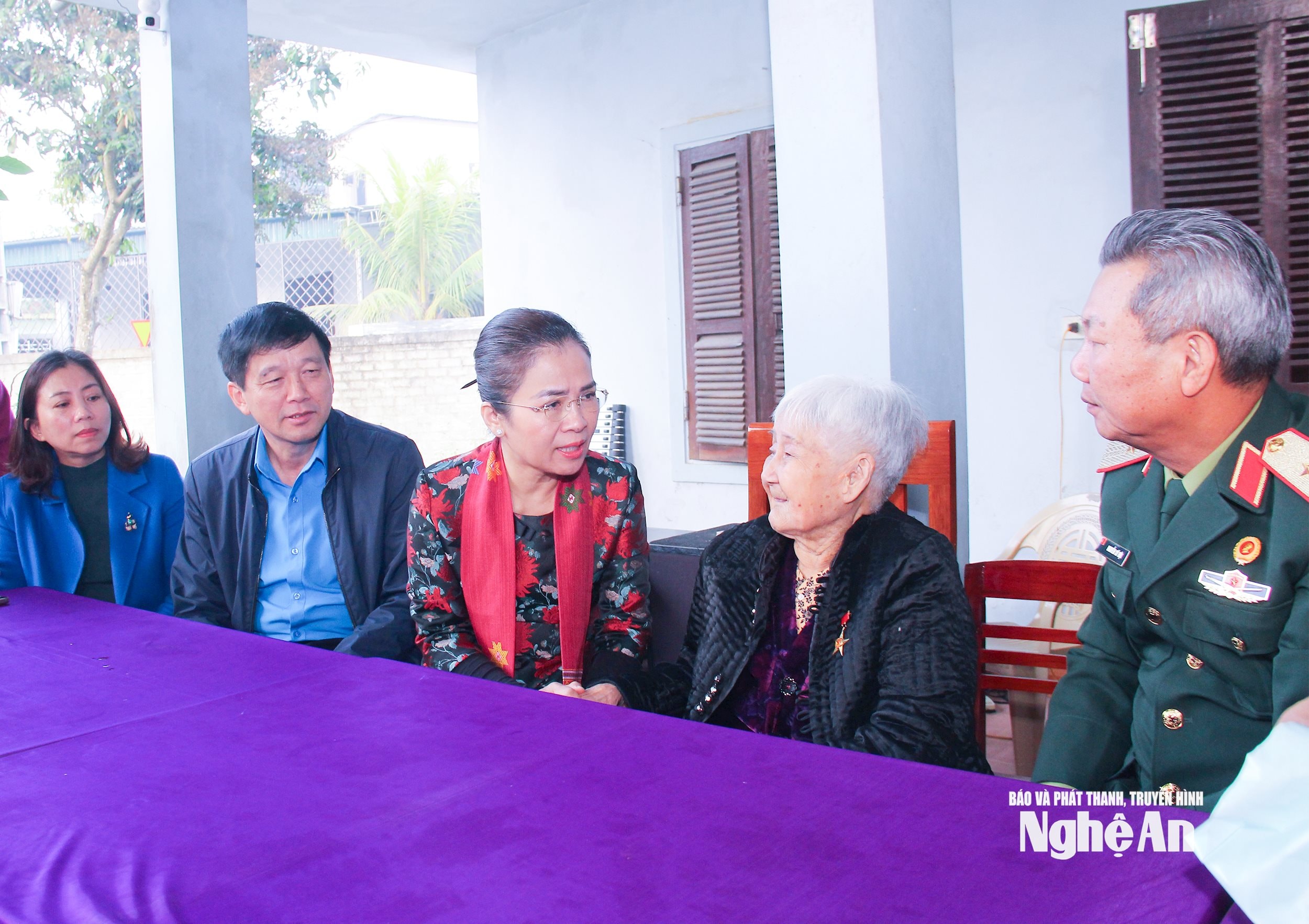 Đồng chí Võ Thị Minh Sinh - Phó Bí thư Tỉnh uỷ, Chủ tịch Uỷ ban MTTQ Việt Nam tỉnh, Trưởng đoàn đại biểu Quốc hội tỉnh và đoàn công tác chúc Tết Mẹ Việt Nam Anh hùng Hồ Thị Vinh, 97 tuổi, tại xã Đông Hếu. Ảnh: Mai Hoa