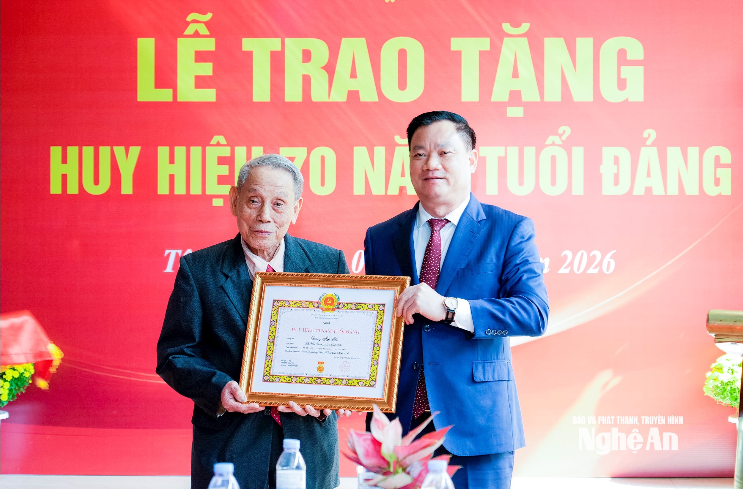 Đồng chí Nguyễn Khắc Thận - Ủy viên Ban Chấp hành Trung ương Đảng, Bí thư Tỉnh uỷ trao Huy hiệu 70 năm tuổi Đảng cho đảng viên Đặng Ích Chí. Ảnh: Phạm Bằng