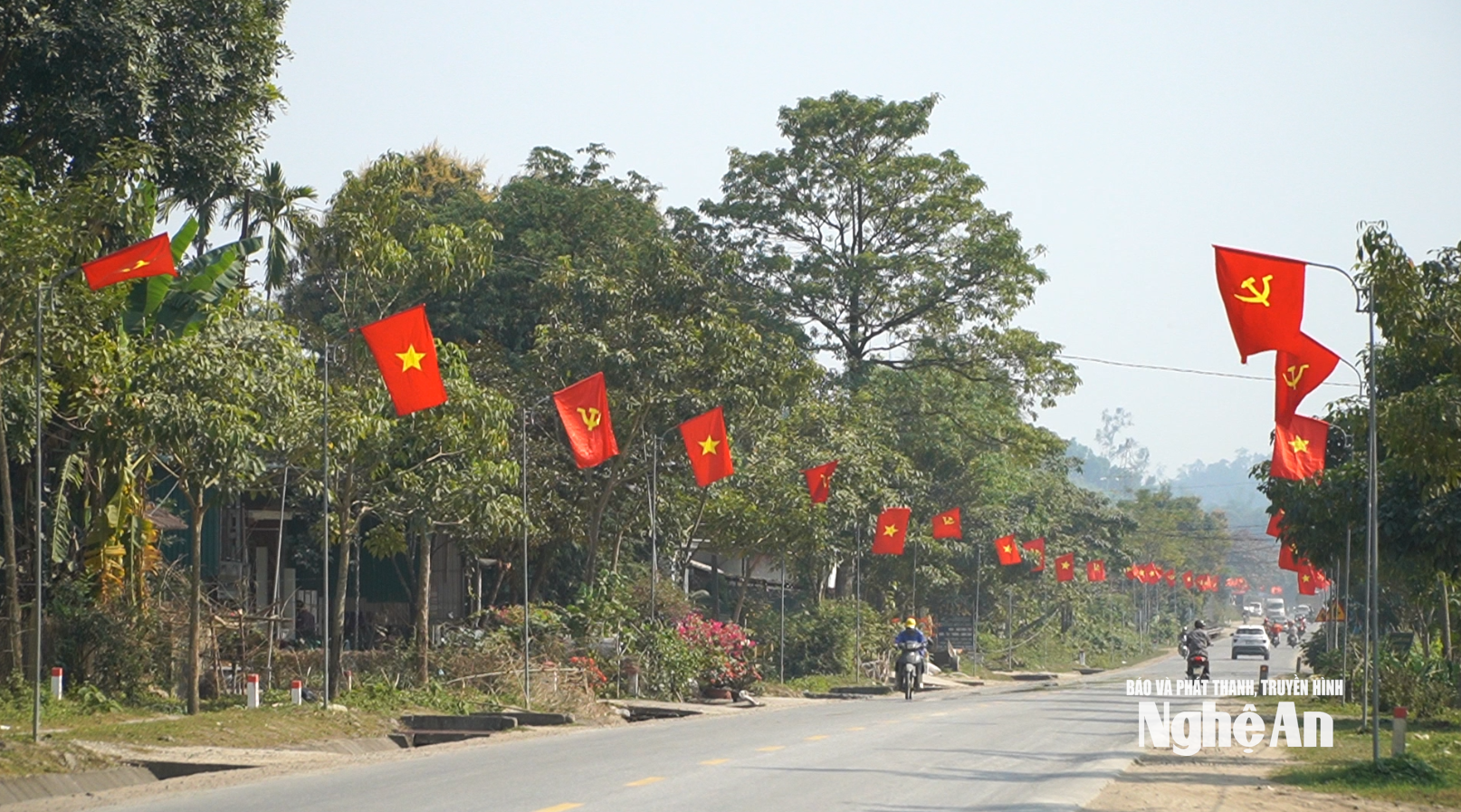 جاده میله پرچم در کمون Quan Thanh. عکس از Hoang Viet Anh.