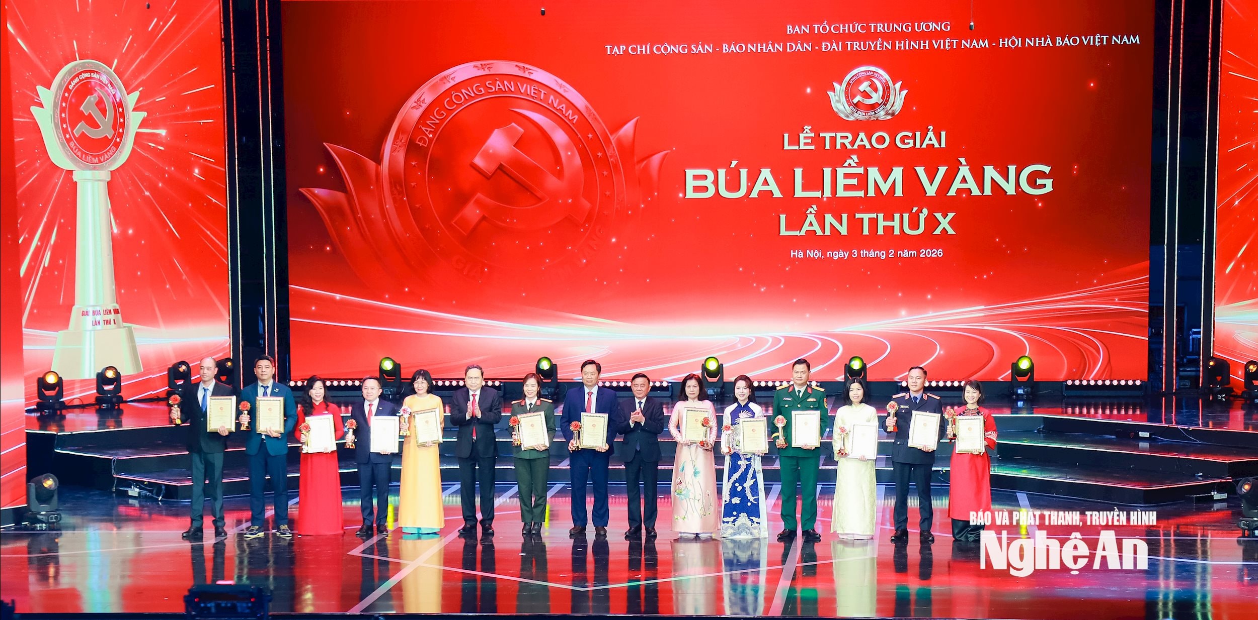 Các đồng chí: Trần Thanh Mẫn - Ủy viên Bộ Chính trị, Chủ tịch Quốc hội; Trần Cẩm Tú - Ủy viên Bộ Chính trị, Thường trực Ban Bí thư trao giải B cho các tác giả, nhóm tác giả đoạt giải. Ảnh: Thành Duy